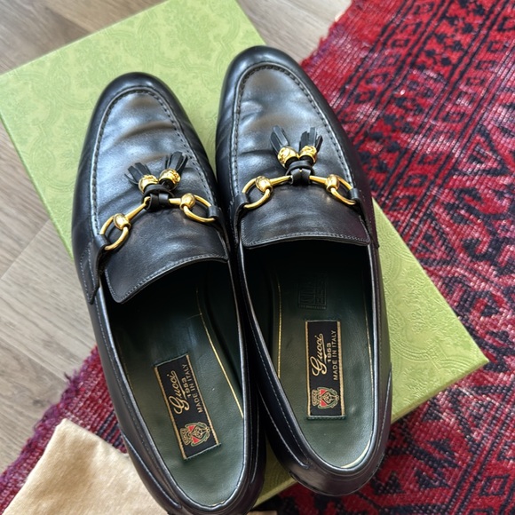Gucci - Black Leather Loafers with Gold Accents - Picture 5 of 7